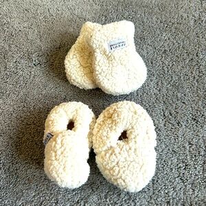 JJ Cole Baby mittens and booties